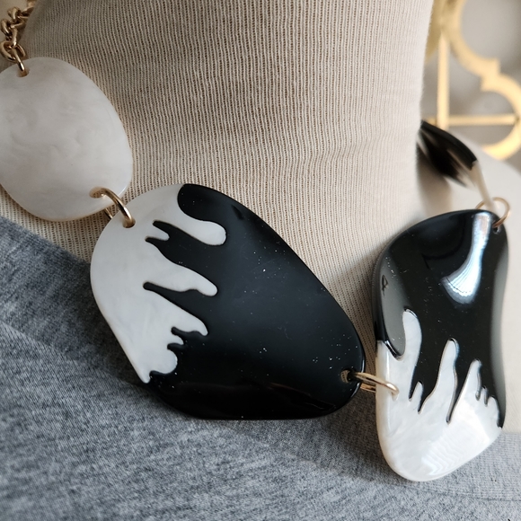 Black and white Acrylic Necklace & Earrings Set with Goldtone findings - Picture 15 of 16